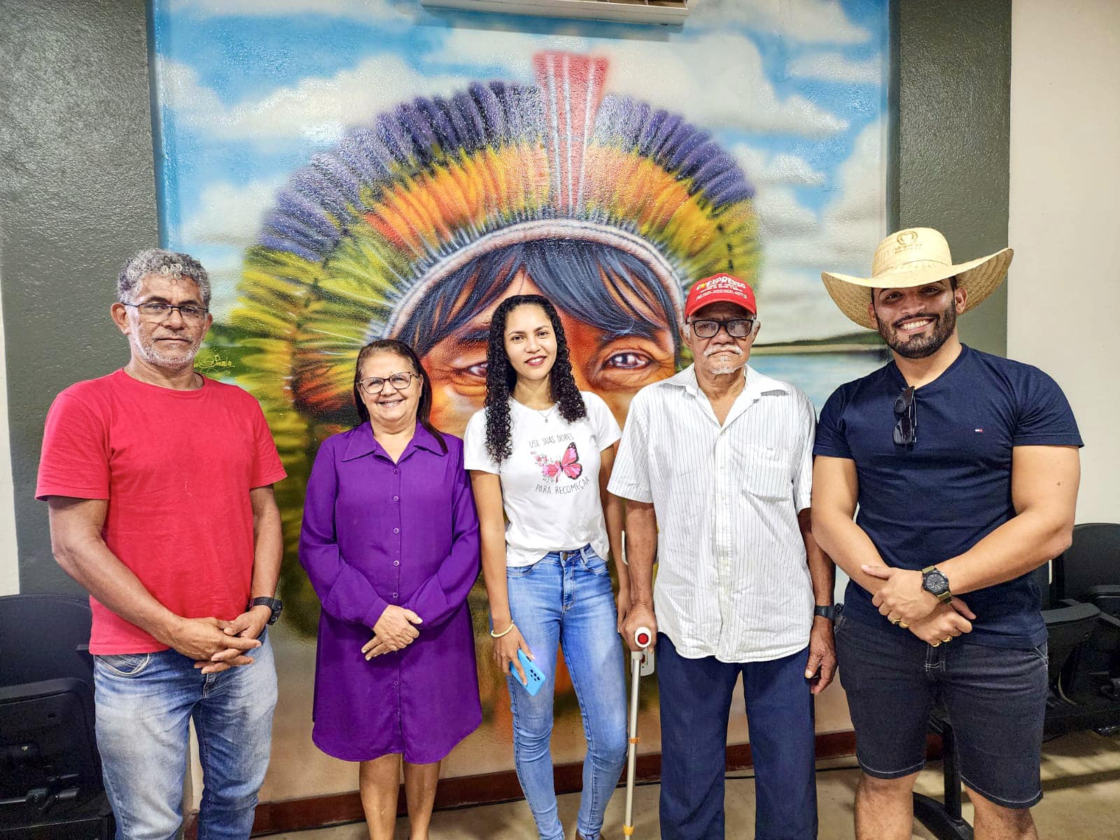 A Câmara Municipal de Oiapoque, é a Casa do Povo.  Na manhã de hoje o Presidente em exercício José Nazareno Rodrigues Lobão Lobão , juntamente com o Vereador Ricardo cowboy e Ver. Irmã Creusa, fizeram um registro com o Sr Hélio Miranda e sua filha Milena,