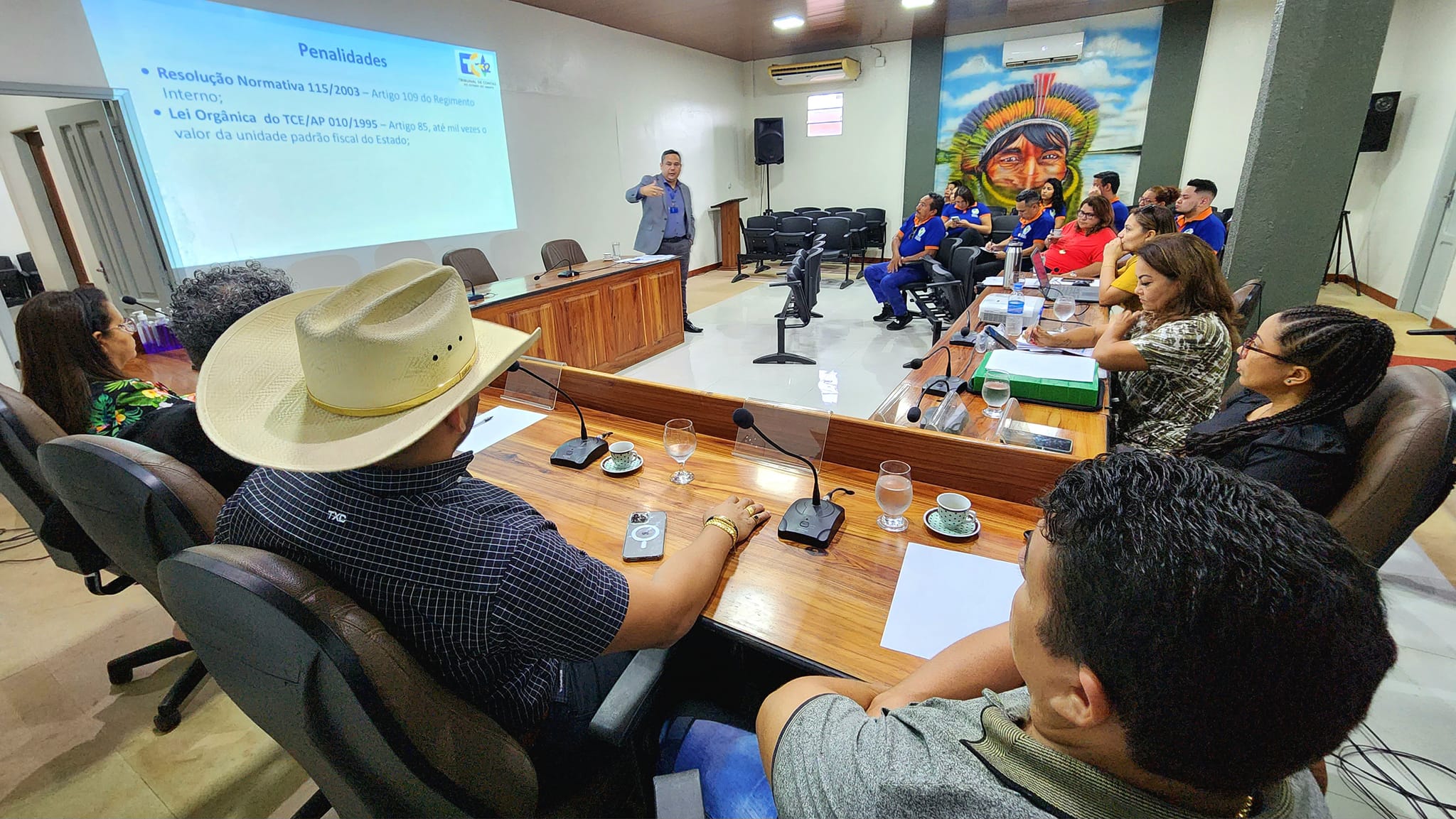 Na manhã de hoje (10), estiveram presentes na Câmara Municipal de Oiapoque, auditores e  técnicos do TCE (Tribunal de Contas do Estado do Amapá), sobre Orientações aos vereadores, Gestores e técnicos da Câmara Municipal, sobre normas  de relatório de gest