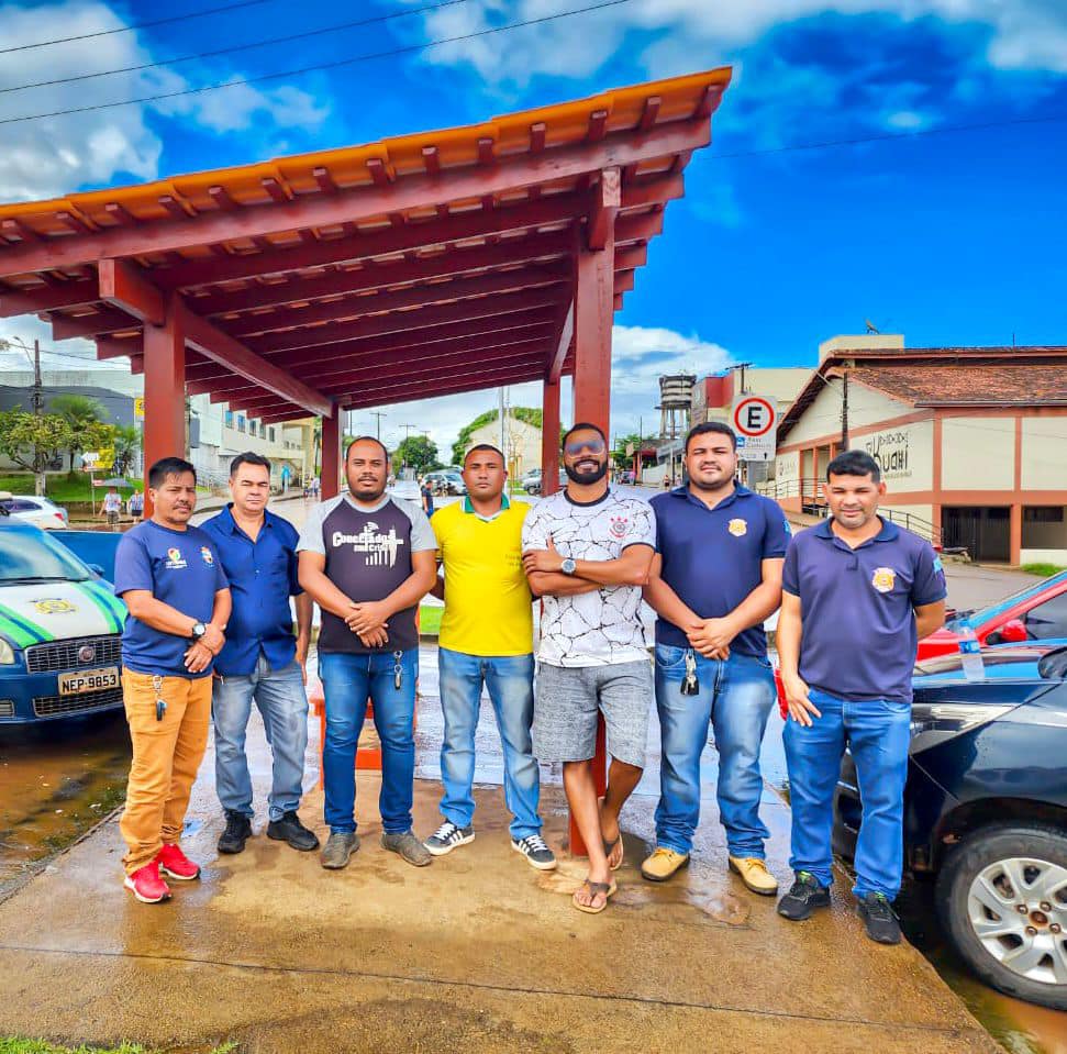Na manhã de hoje o Presidente da Câmara de Vereadores Ueslei Teles, esteve no Centro de Oiapoque, juntamente com a Associação de Taxistas de Vila Vitória e o Secretário do IMTRANS - Jesiel Pena. 