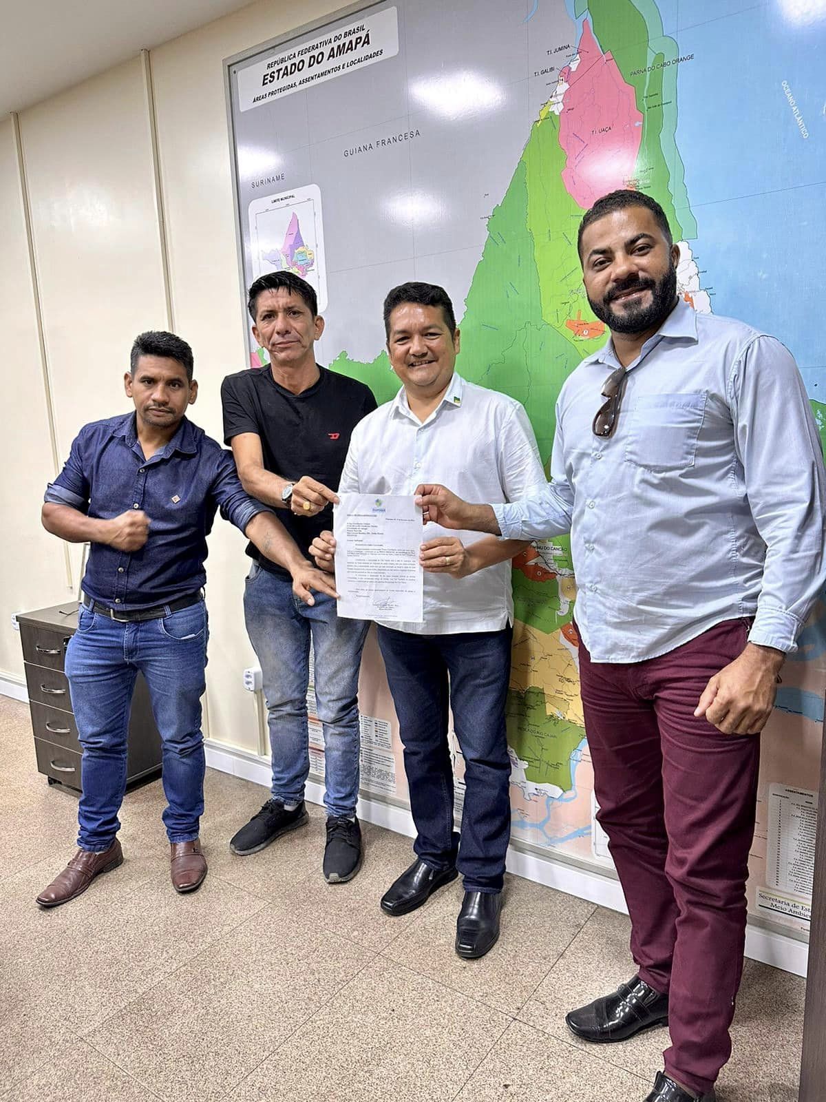 O Presidente da Câmara de Vereadores Ueslei Teles e Ver.Guido Mecânico estiveram ontem no Palácio do Setentrião, com o Richard Madureira, que é Chefe de Gabinete do Governador Clécio Luis.  Na ocasião o Presidente Ueslei Teles, protocolou um ofício solici