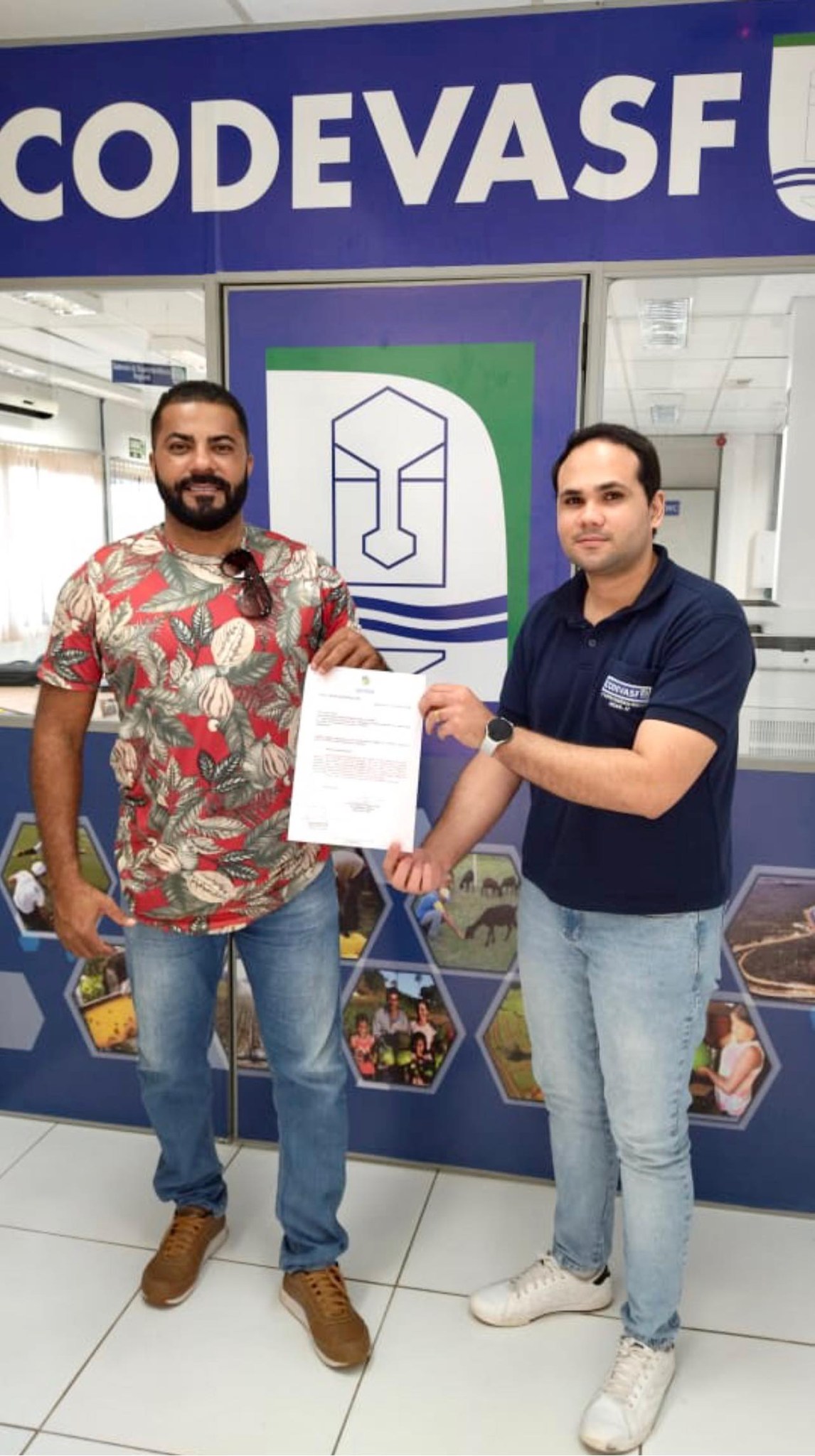 O Presidente da Câmara de Vereadores Ueslei Teles, esteve na CODEVASF, em Macapá, para protocolar um ofício solicitando providência no ASFALTAMENTO do RAMAL em VILA VITÓRIA, 🚧 assim como também está o andamento do processo de ASFALTAMENTO do ramal da ALD