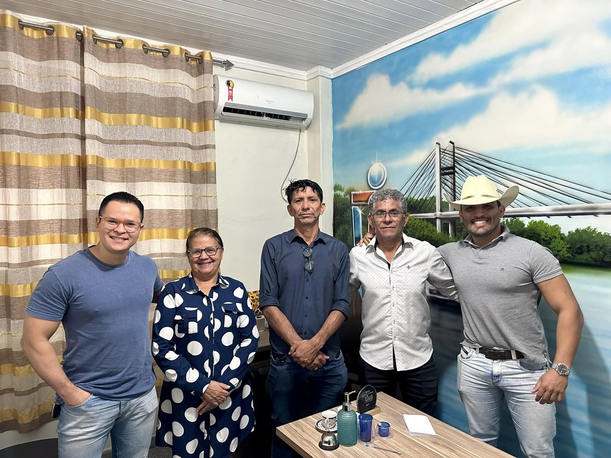 O Presidente em exercício Vereador Lobão, Vereadora Irmã Creusa, Vereador Yuri Alesi, Vereador Guido Mecânico e Ricardo Cowboy, se reuniram na manhã de hoje (2), para tratar de assuntos referentes ao dia da mulher, que será na semana que vem.  Na terça-fe