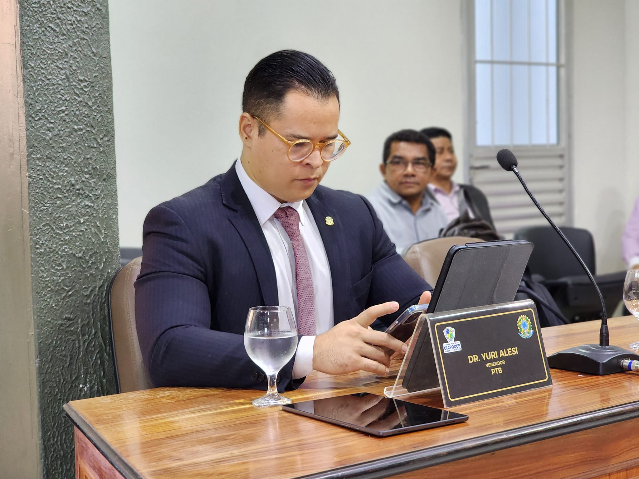 O Vereador Yuri Alesi, fez dois requerimentos na Sessão Ordinária de ontem na Câmara Municipal de Oiapoque.  REQUERIMENTO N° 005/2023 - Envio de expediente a SECRETARIA MUNICIPAL DE OBRAS, para que por meio da GERÊNCIA DE ILUMINAÇÃO PÚBLICA, promova a ins