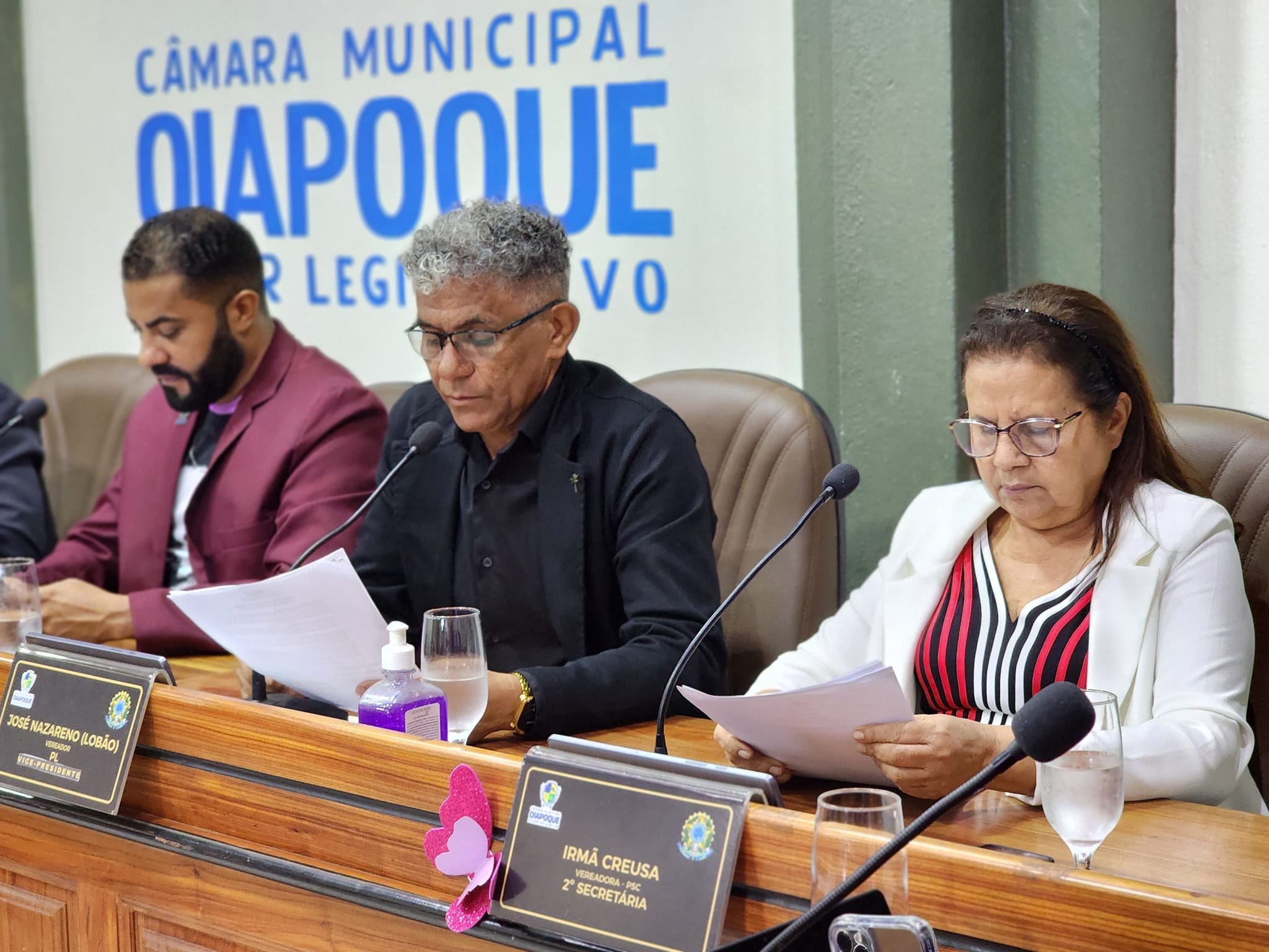 O Vice-presidente José Nazareno Lobão, fez um requerimentos na Sessão Ordinária de ontem (7), na Câmara Municipal de Oiapoque.  REQUERIMENTO 003/2023 - Requer ao PLENÁRIO DA CÂMARA MUNICIPAL DE OIAPOQUE, que seja concedido MOÇÃO DE ELOGIO E APLAUSOS a TOD