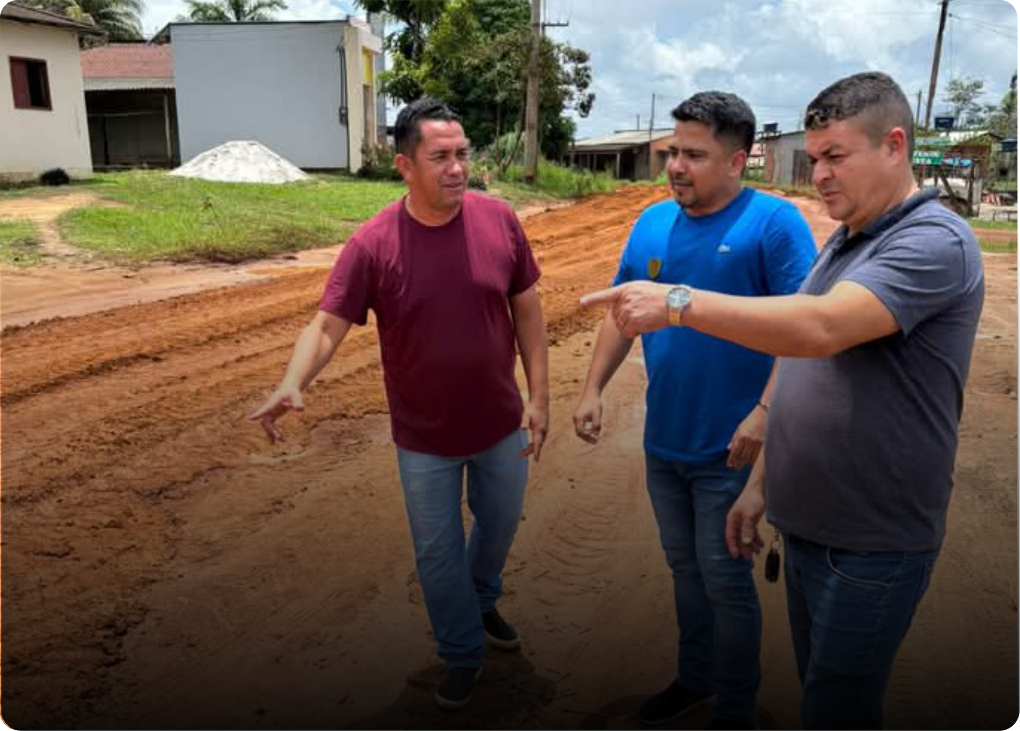 VEREADORES ACOMPANHAM TERRAPLANAGEM NO BAIRRO DO INFRAERO
